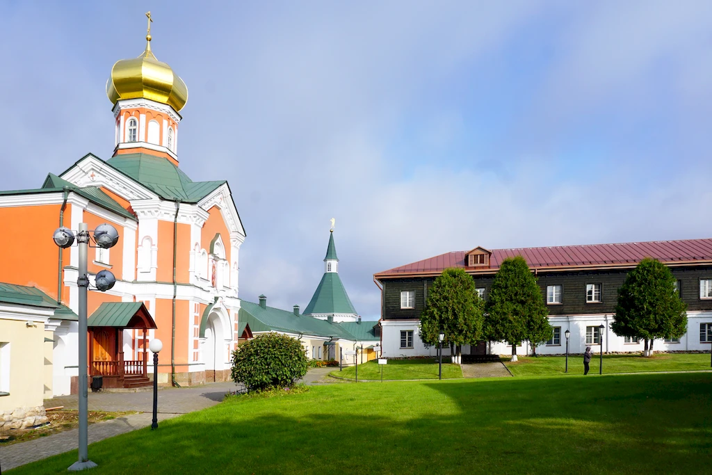 Валдай, Филиповский надвратный храм и Северный гостиный корпус, Фото: Валерий Орлов, starput.ru