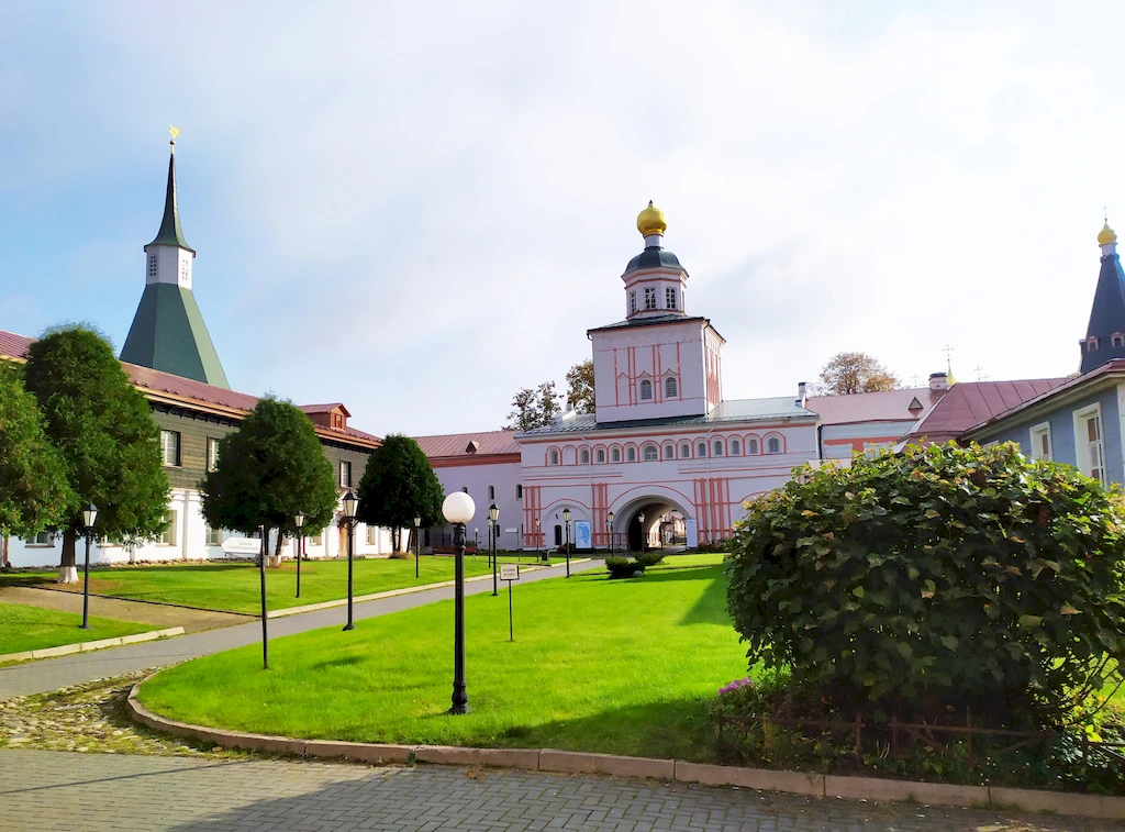 Валдайский Иверский монастырь, Михайловский надвратный храм, Фото: Александра Орлова, starput.ru