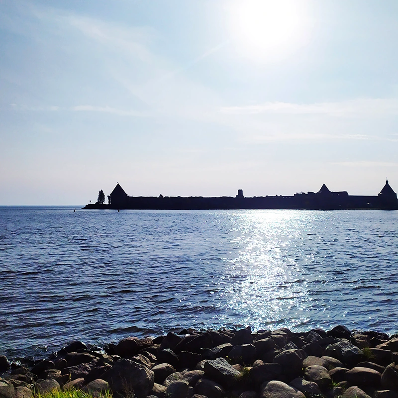 Вид на крепость Орешек с причала поселка им. Морозова (деревня Шереметьевка), Фото: Александра Орлова, starput.ru