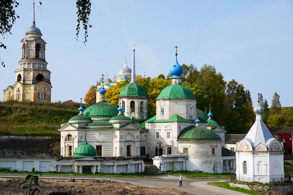 Город Старица, храмы: Спасская церковь, собор Глеба и Петра, Пятницкая церковь, Александро-Невская часовня, Фото: Валерий Орлов, starput.ru