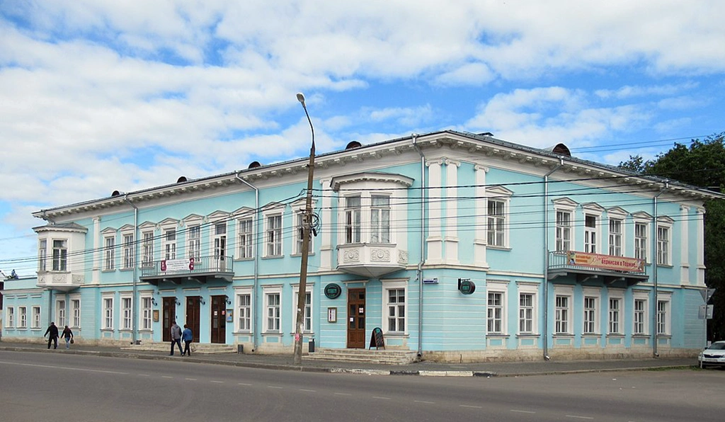 Торжок, ул. Дзержинского, 48 (фото AndyVolykhov, wikimedia.org)