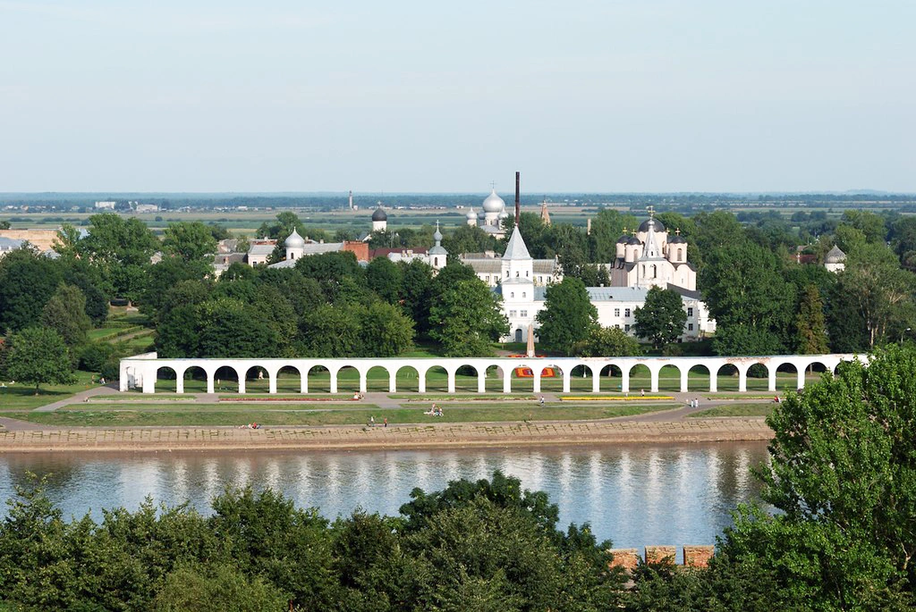 Великий Новгород, аркада Гостиного двора (фото: Автор: Lite, CC BY-SA 3.0, wikimedia.org/w/index.php?curid=2663299):