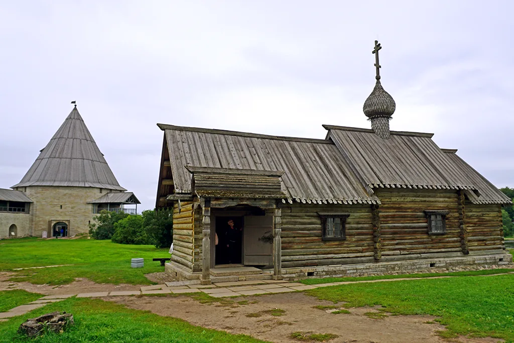 Староладожская крепость, Дмитриевская церковь, Фото: Валерий Орлов, starput.ru