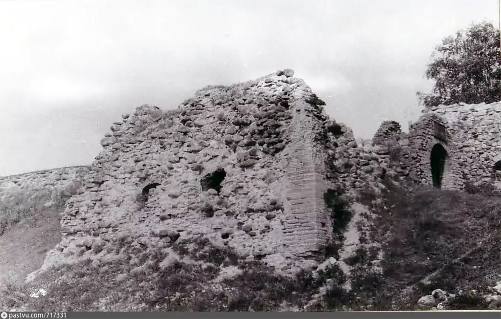 Разрушенные стены и башни Староладожской крепостт, фото 1957 года pastvu.com/717331