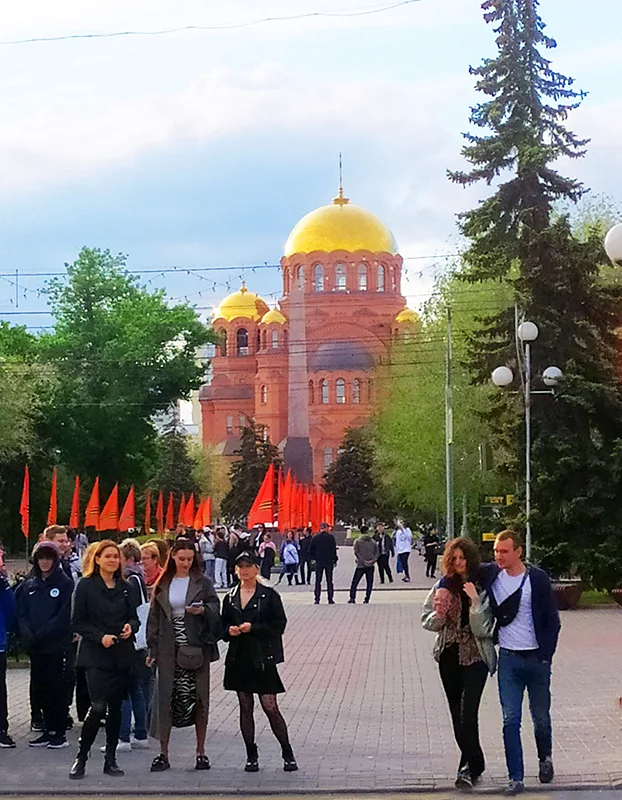 Волгоград, праздничное гуляние молодежи на Аллее Героев и Собор Александра Невского (фото: Александра Орлова)