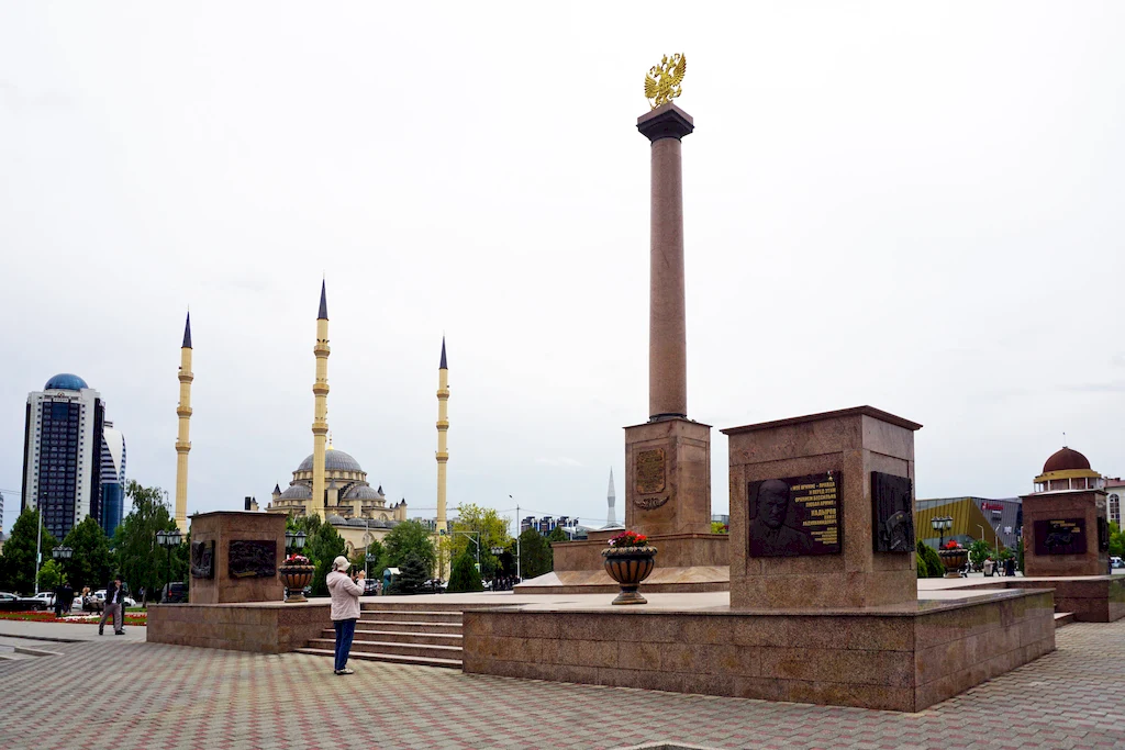 Грозный, стела в честь присвоения Грозному звания Город воинской славы России в 2015 году, Фото: Валерий Орлов, starput.ru