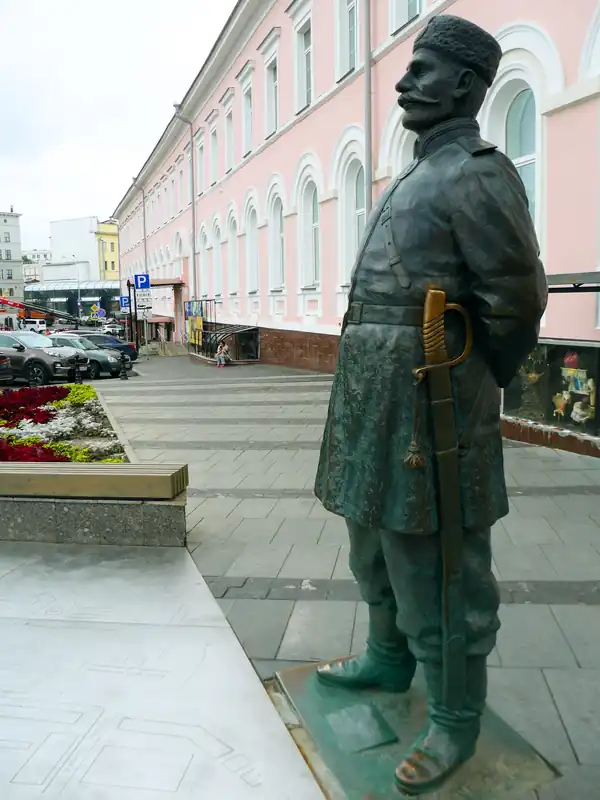 В начале Большой Покровской улицы установлена фигура городового XIX века