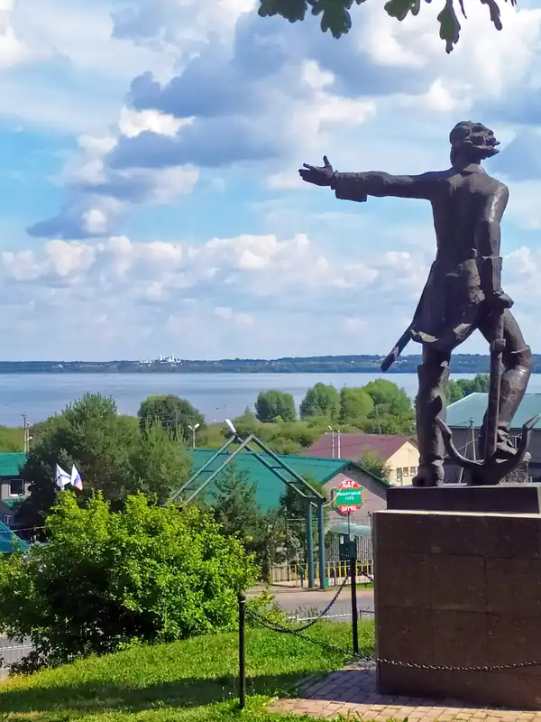 Веськово, памятник «Юный Пётр на Плещеевом озере», скульптор В. Казачок