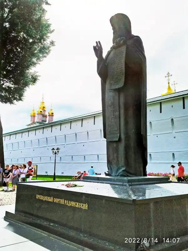 Памятник «Преподобный Сергий», посвященный основателю Троице-Сергиевой лавры Сергию Радонежскому