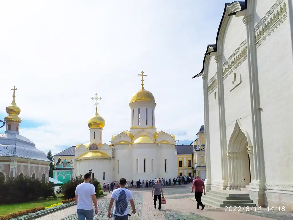 Самое старое каменное здание в лавре – Свято-Троицкий собор (1422—1423)