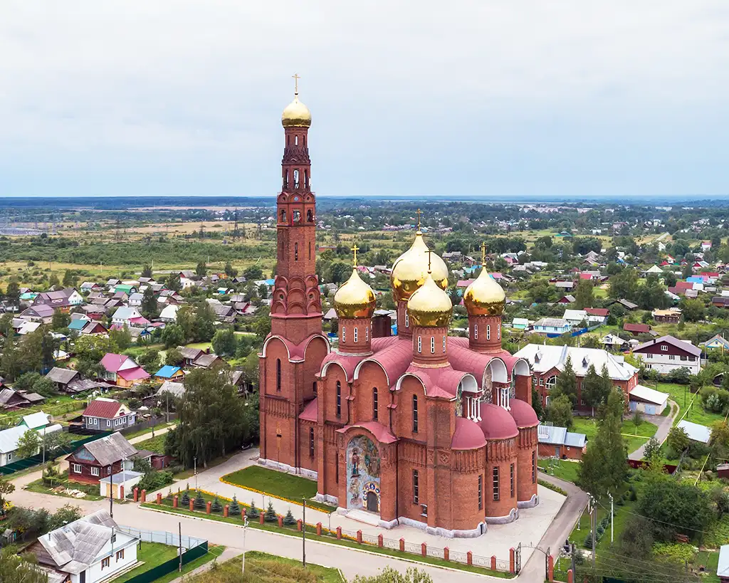 Храм Воскресения Христова (Красная церковь) в Тезине