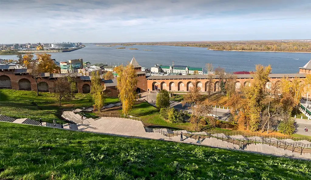 Вид на стрелку и набережные со смотровой площадки Кремля