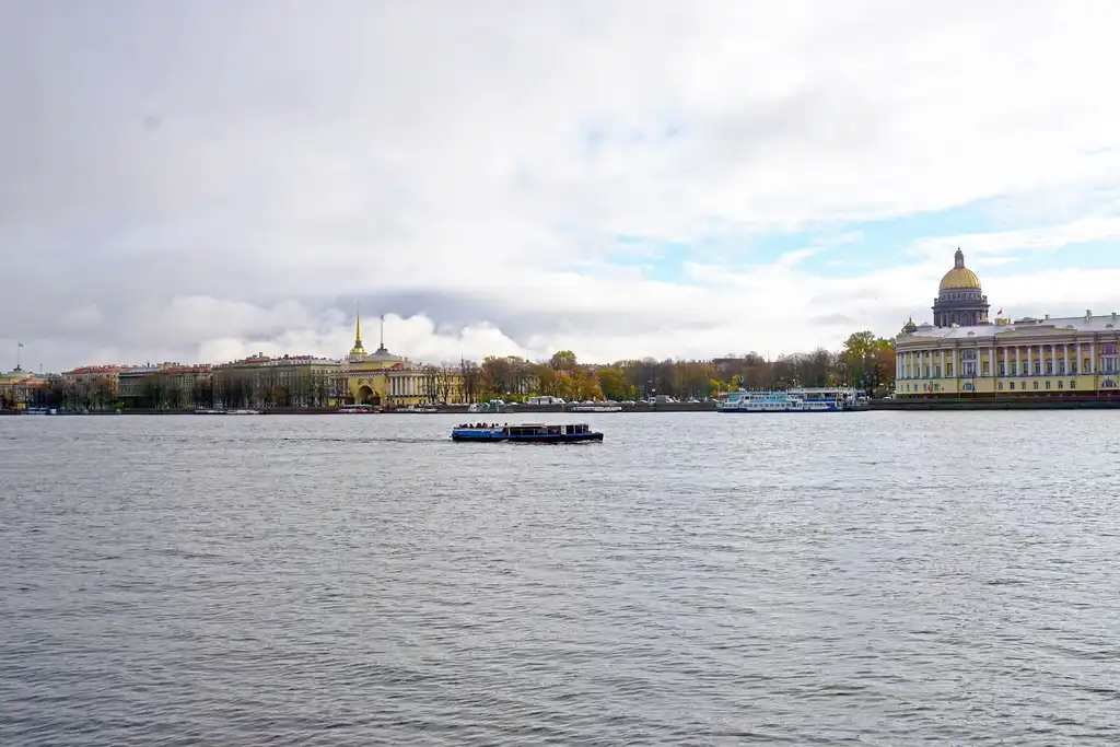 С моста Лейтенанта Шмидта открывается вид на многие достопримечательности Санкт-Петербурга