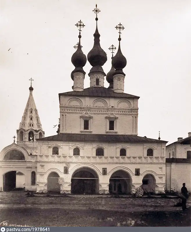 Юрьев-Польский, Святые врата и надвратная церковь Иоанна Богослова собора Михаила Архангела