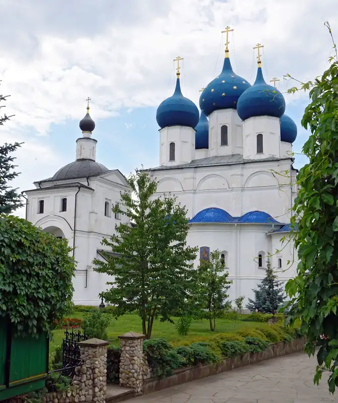 Серпухов, Высоцкий монастырь, Сергиевская церковь и Зачатьевский собор