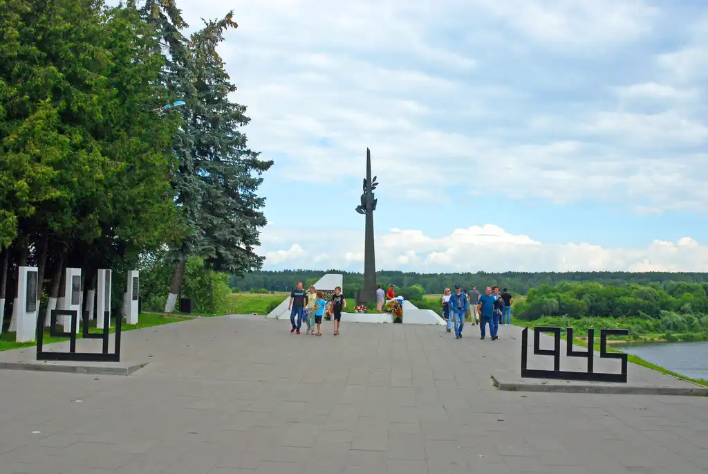 Таруса, памятники Участникам локальных конфликтов, Жертвам радиационных катастроф и Обелиск Славы