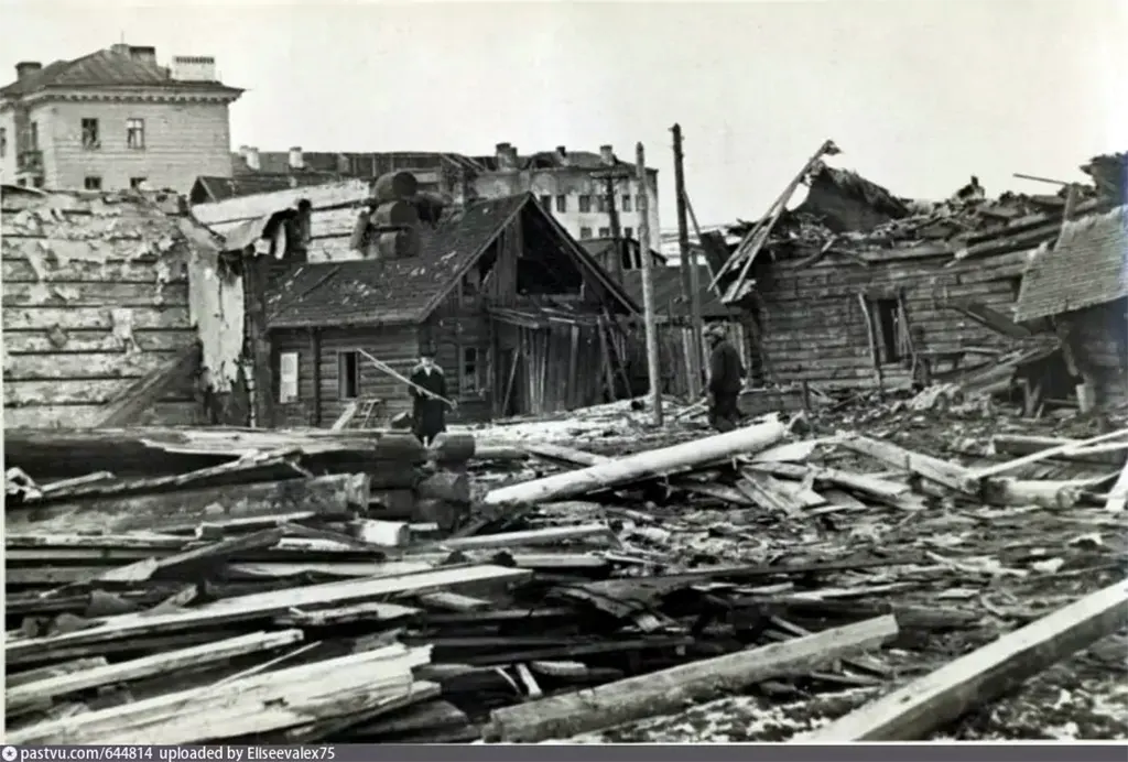 Мурманск, улица Ленинградская после налета, 1942 год