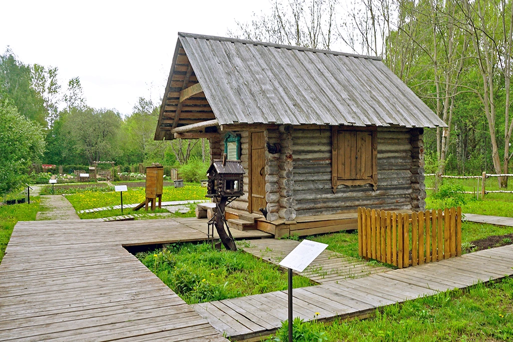 Переславский дендрологический сад имени С.Ф. Харитонова, изба, фото: Валерий Орлов, starput.ru