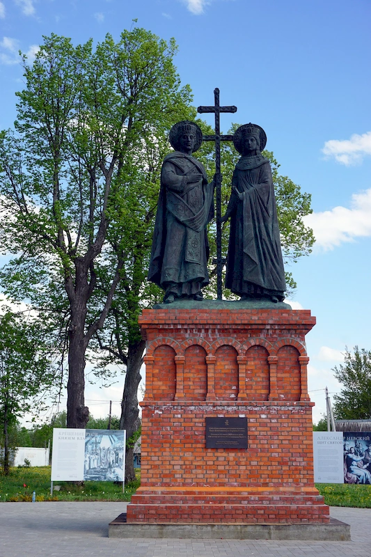 Скульптуры святых равноапостольных царя Константина и царицы Елены, фото: Валерий Орлов, starput.ru