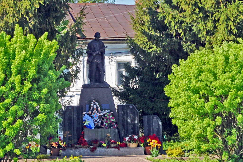Село Великое, Мемориал Великой Отечественной войны с памятником землякам, погибшим в 1941-1945 годы, фото: Валерий Орлов, starput.ru