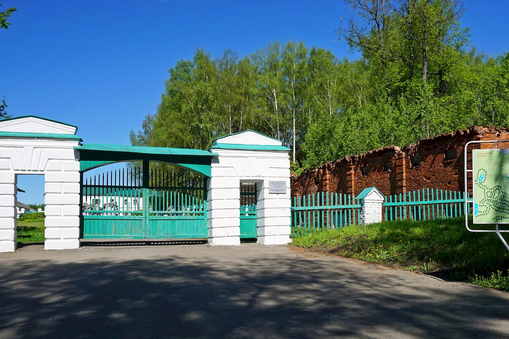 Вход в усадьбу Карабиха, фото: Валерий Орлов, starput.ru