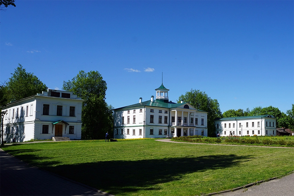 Основные здания усадьбы Карабиха, фото: Валерий Орлов, starput.ru