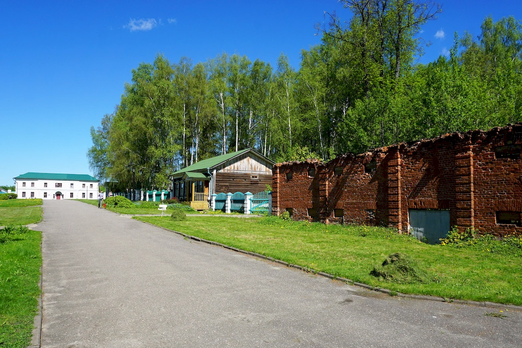 Развалины винного склада в усадьбе Карабиха, фото: Валерий Орлов, starput.ru