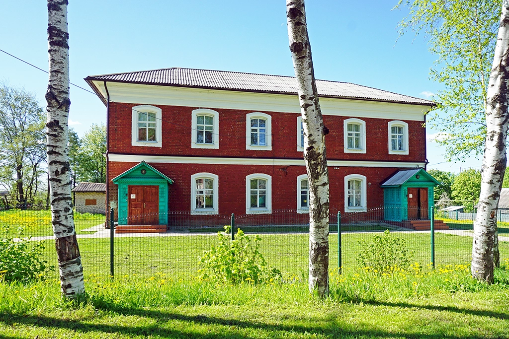 Карабиха, старая школа для крестьянских детей, фото: Валерий Орлов, starput.ru